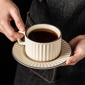 Комплект керамични чаши кафе на Европейската ретро-чаша с лед и блюдцем, проста хотелска чаша за следобеден чай, подарък чаша